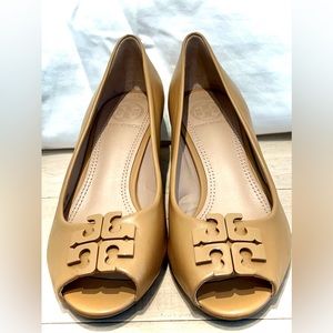 Tory Burch peep toe wedges in Nude